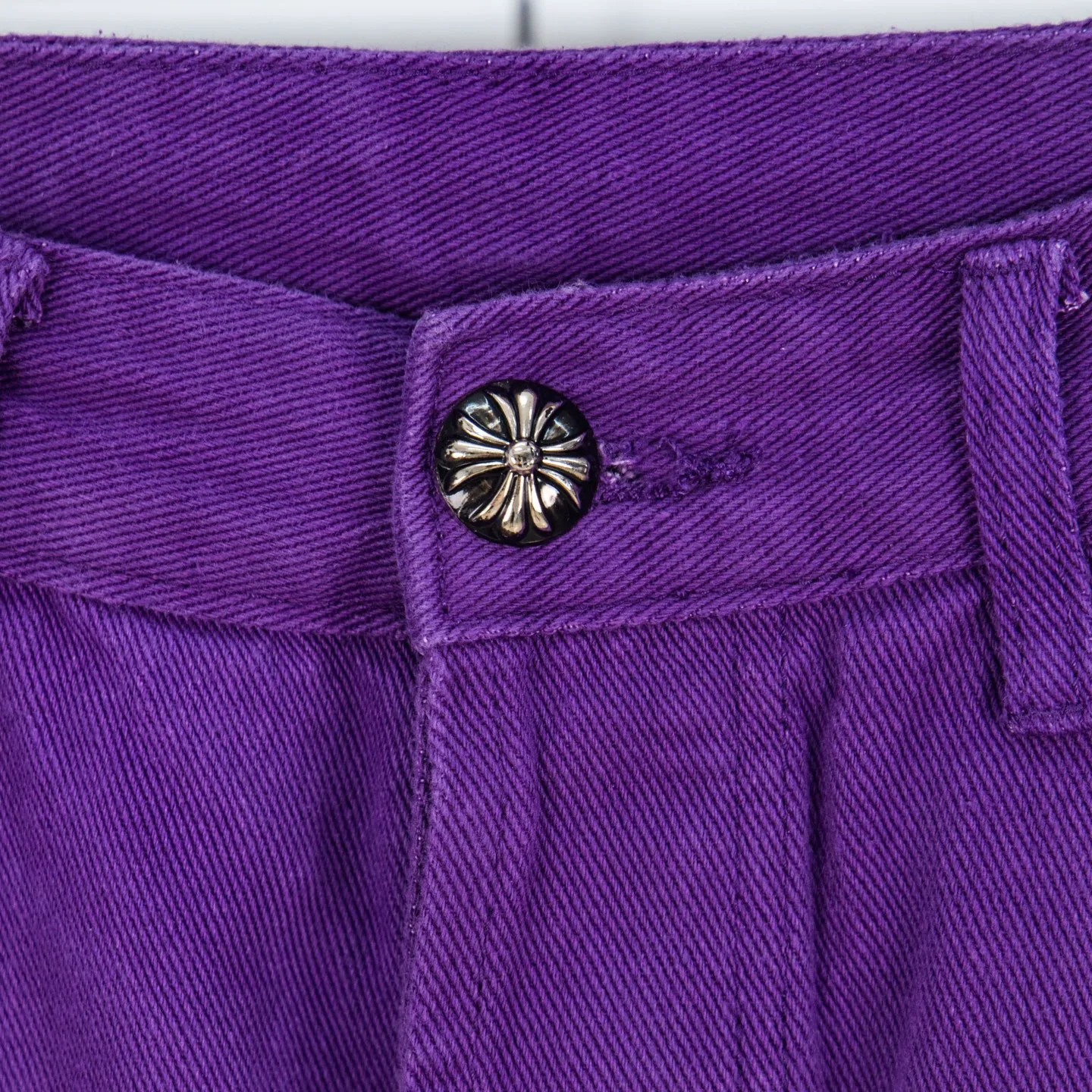 P240 Chrome Hearts Overseas limited edition violet patchwork leather cross hot girl couple jeans are a hot item this season and are sought after by countless celebrities and fashionistas. The neat details of the cutting process add color to the playful fashion! The neat and meticulous design, and the well-fitting structure is unique. The upper body not only has outstanding recognition, but also looks younger and younger. A style with the ultimate wearing meaning and performance, gorgeous color matching, and the craftsmanship of this style is also extremely extraordinary. After the finished product is washed, it is disassembled and hand-made with sheepskin cross leather and then spliced ​​together to complete. The whole piece has too many craftsmanship to describe. It is decorated with patchwork cross flowers and high-waisted washed jeans! ! Absolutely high-end luxury product, a god-level single product, a super popular product, made by top heavy industry, a magic weapon that cannot be missed to hit the streets. Style number: 1837 Size: 28 30 32 34 Color: purple
